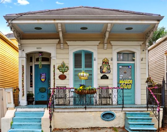 Front of La Dauphine bed and breakfast, New Orleans